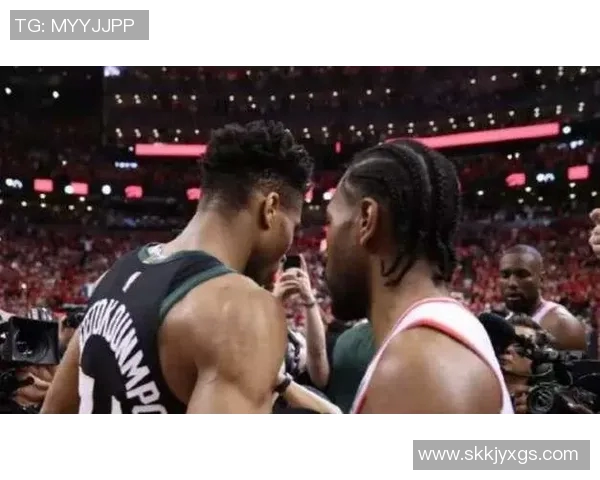 字母哥赛场细节动作被镜头捕捉引发球迷热议讨论不断